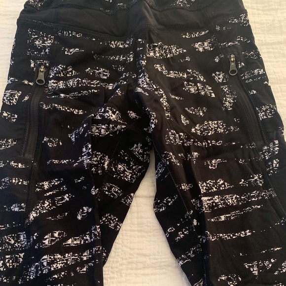 Lululemon 3/4 Black&White Pattern Legging - Picture 3 of 4